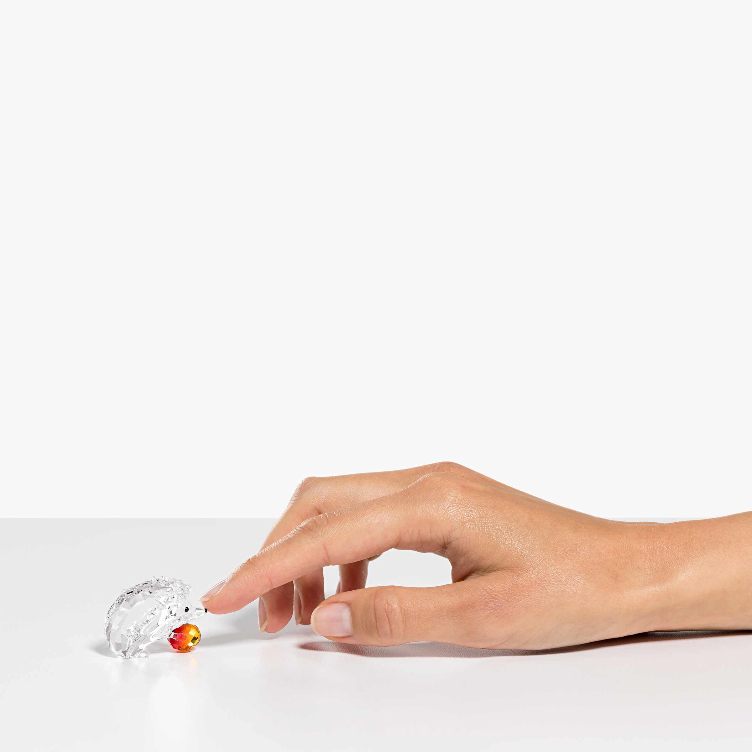 swarovski قطعة زينة على شكل قنفذ مع تفاحة