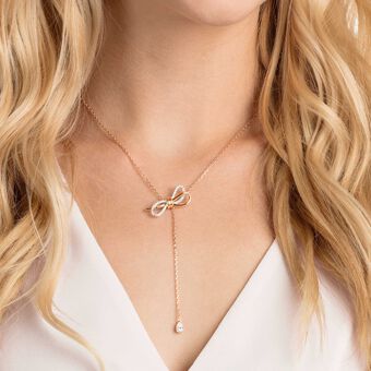 swarovski عقد lifelong على شكل ربطة قوسيّة وحرف y، لون أبيض، لمسة نهائية من معادن مختلطة