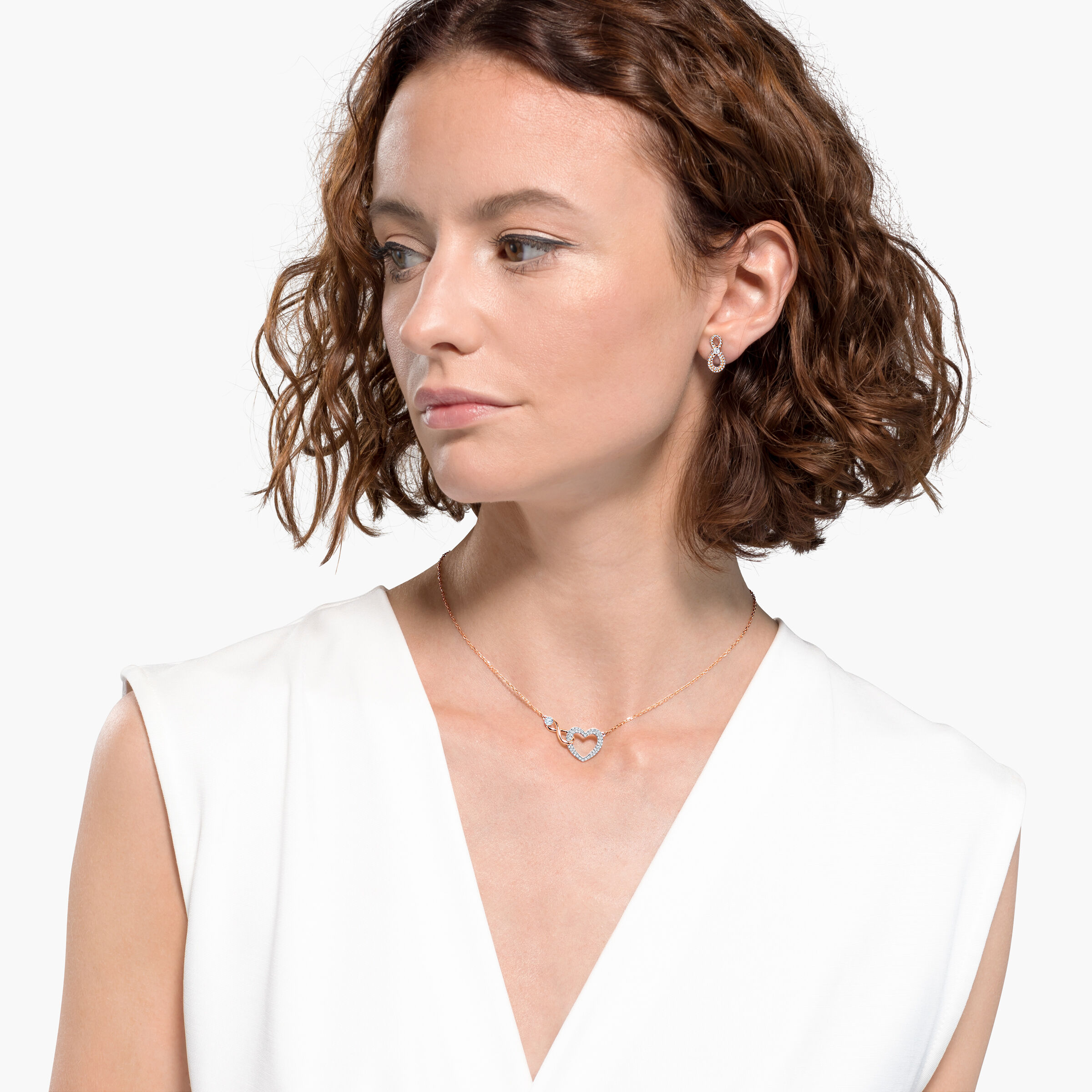 طقم swarovski inifinity على شكل قلب، لون أبيض، لمسة نهائية من معادن مختلطة