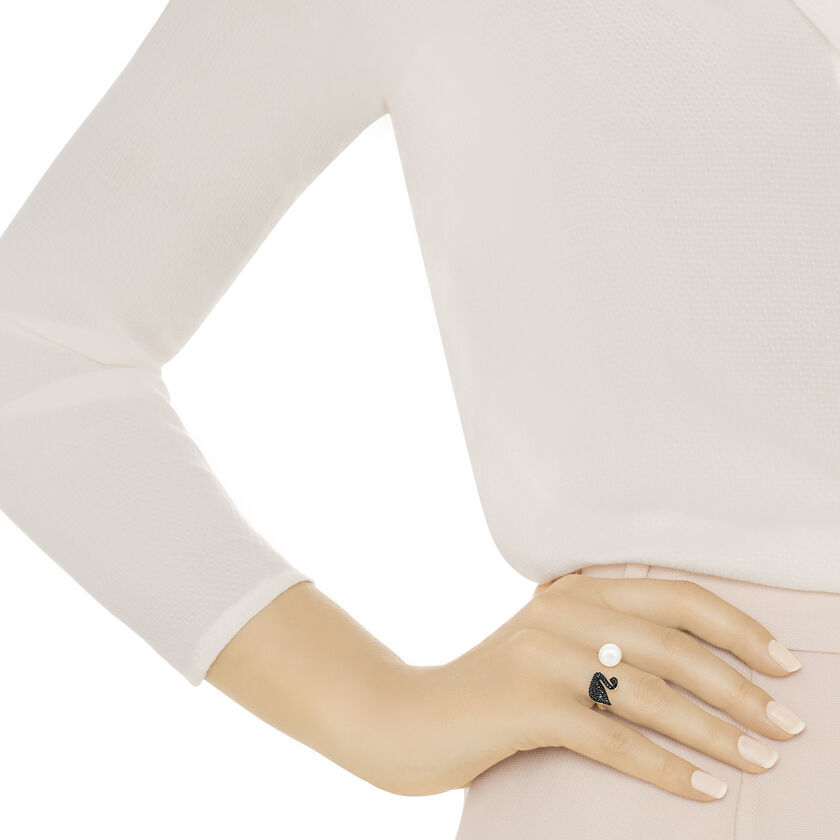 swarovski خاتم iconic swan المفتوح ، أسود، بطلاء من اللون الذهبي الوردى