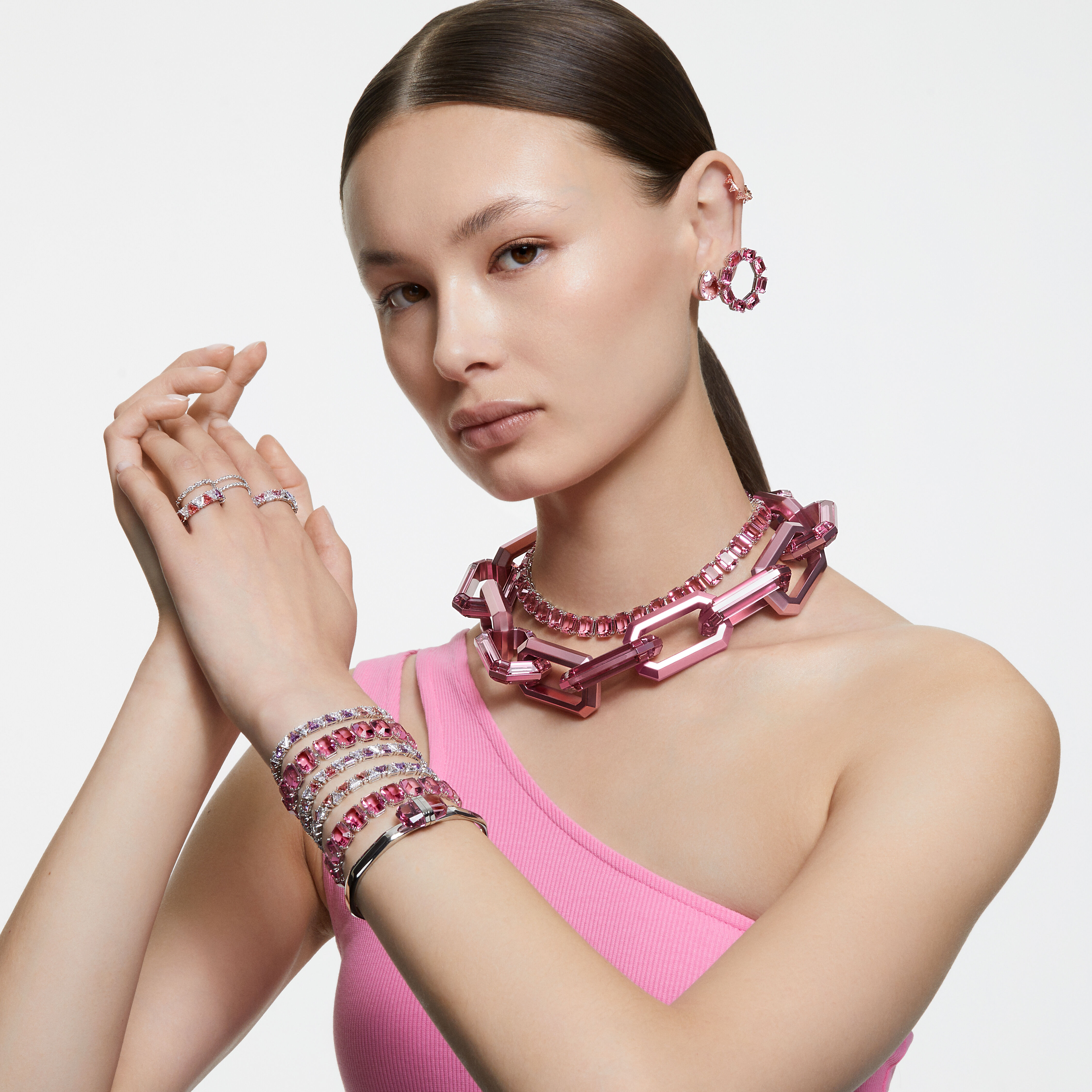 swarovski أقراط millenia حلقية، مزدانة بزركونيا مثلثة من سواروفسكي، لون وردي، طلاء ذهبي وردي