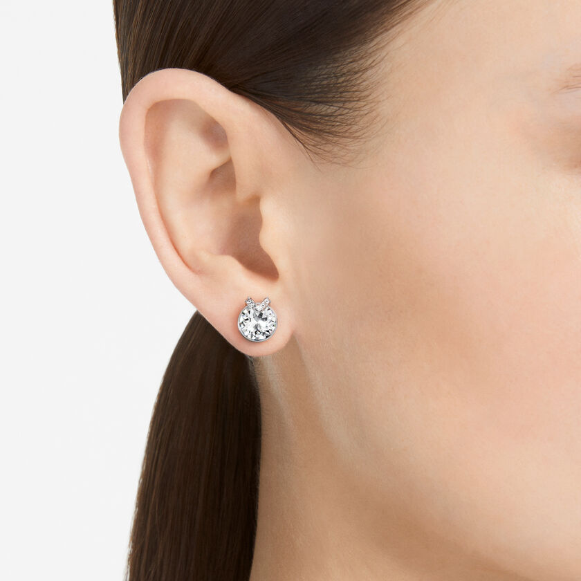 swarovski أقراط دبوسية bella على شكل حرف v، قطع مُستدير، ترصيع بافيه، لون أبيض، طلاء روديوم