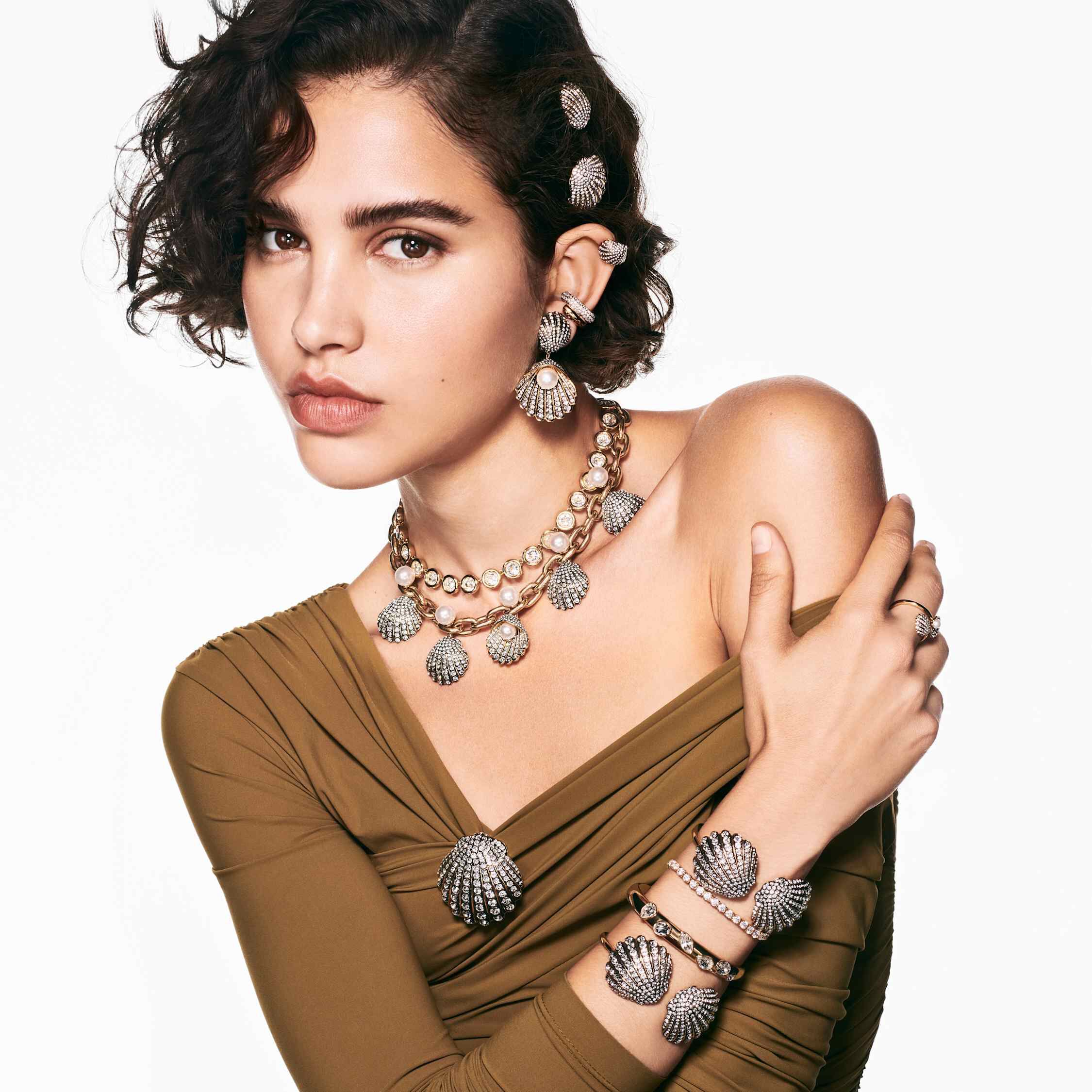 swarovski سوار idyllia، شكل صدفة، لون أبيض، طلاء بلون ذهبي