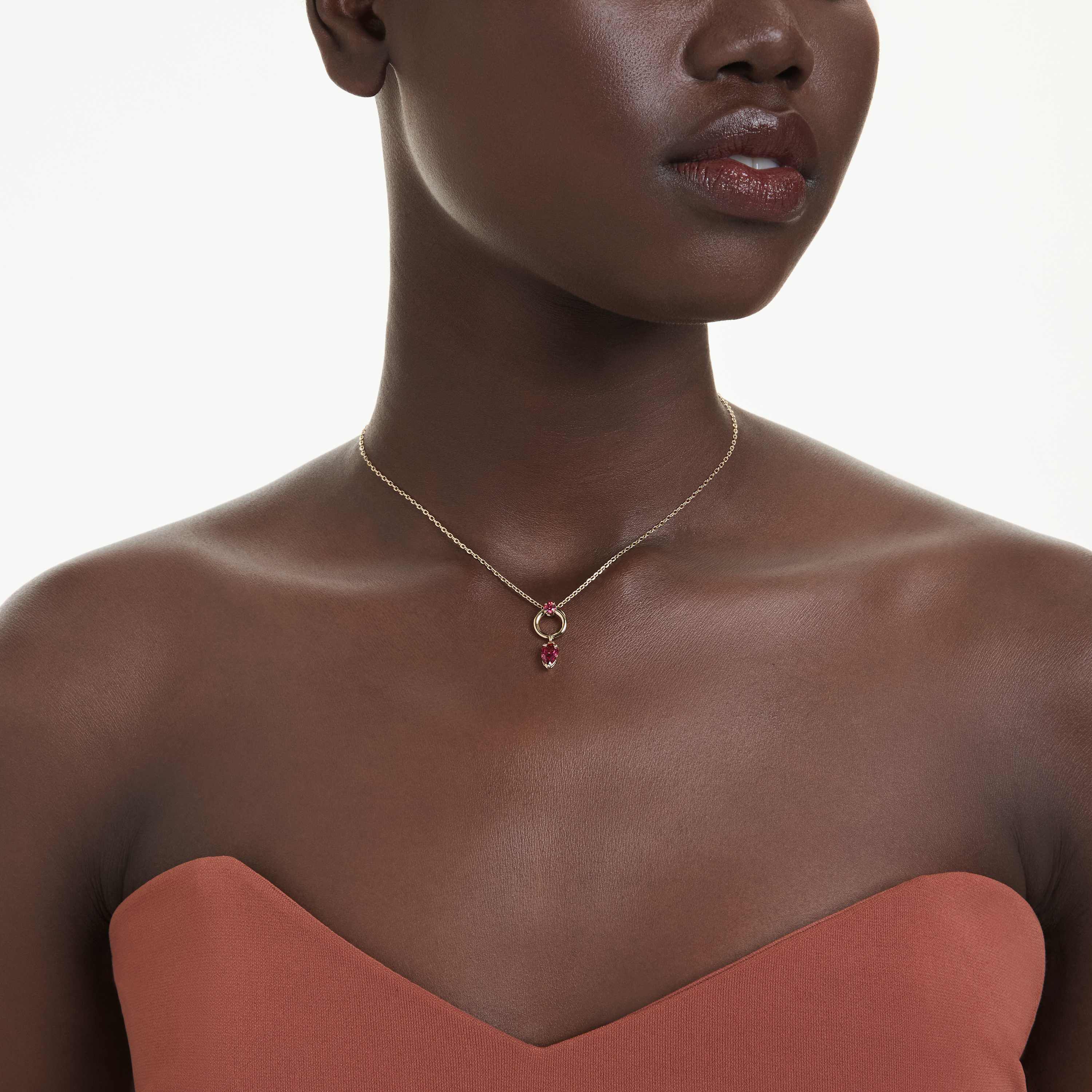 swarovski قلادة mesmera، قطع متنوع، لون أحمر، طلاء باللون الذهبي