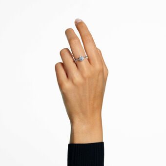 swarovski خاتم كوكتيل stilla، قطع مستدير، أحجار كريستال صغيرة متراصة، لون أبيض، لمسة نهائية باللون الفضي