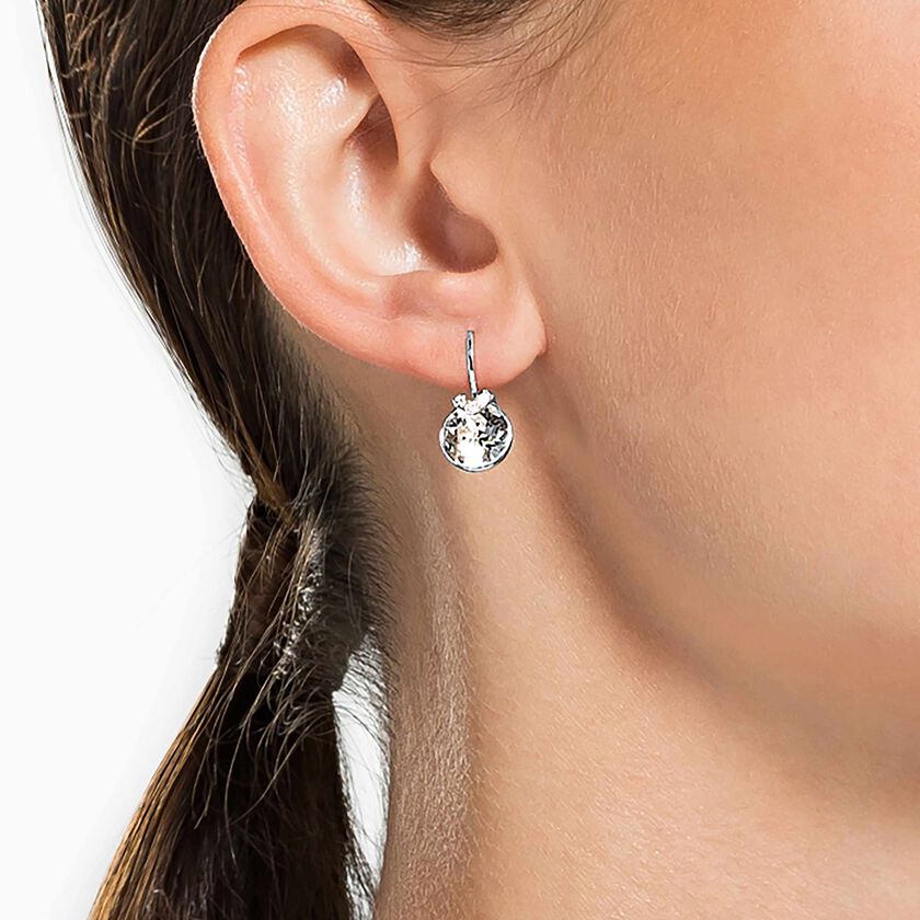 swarovski أقراط bella على شكل حرف v للأذن المثقوبة، لون أبيض، طلاء روديوم