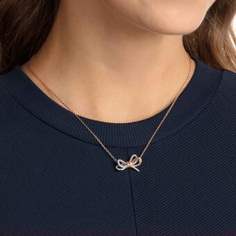 swarovski قلادة lifelong بحلية متدلية على شكل ربطة اقوسيّة، لون أبيض، لمسة نهائية من معادن مختلطة