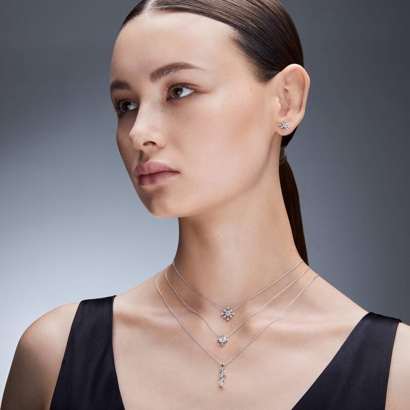 swarovski أقراط دبوسية galaxy، أحجار ألماس مُصنعة في المختبر بإجمالي 0 5 قيراط، ذهب أبيض عيار 18