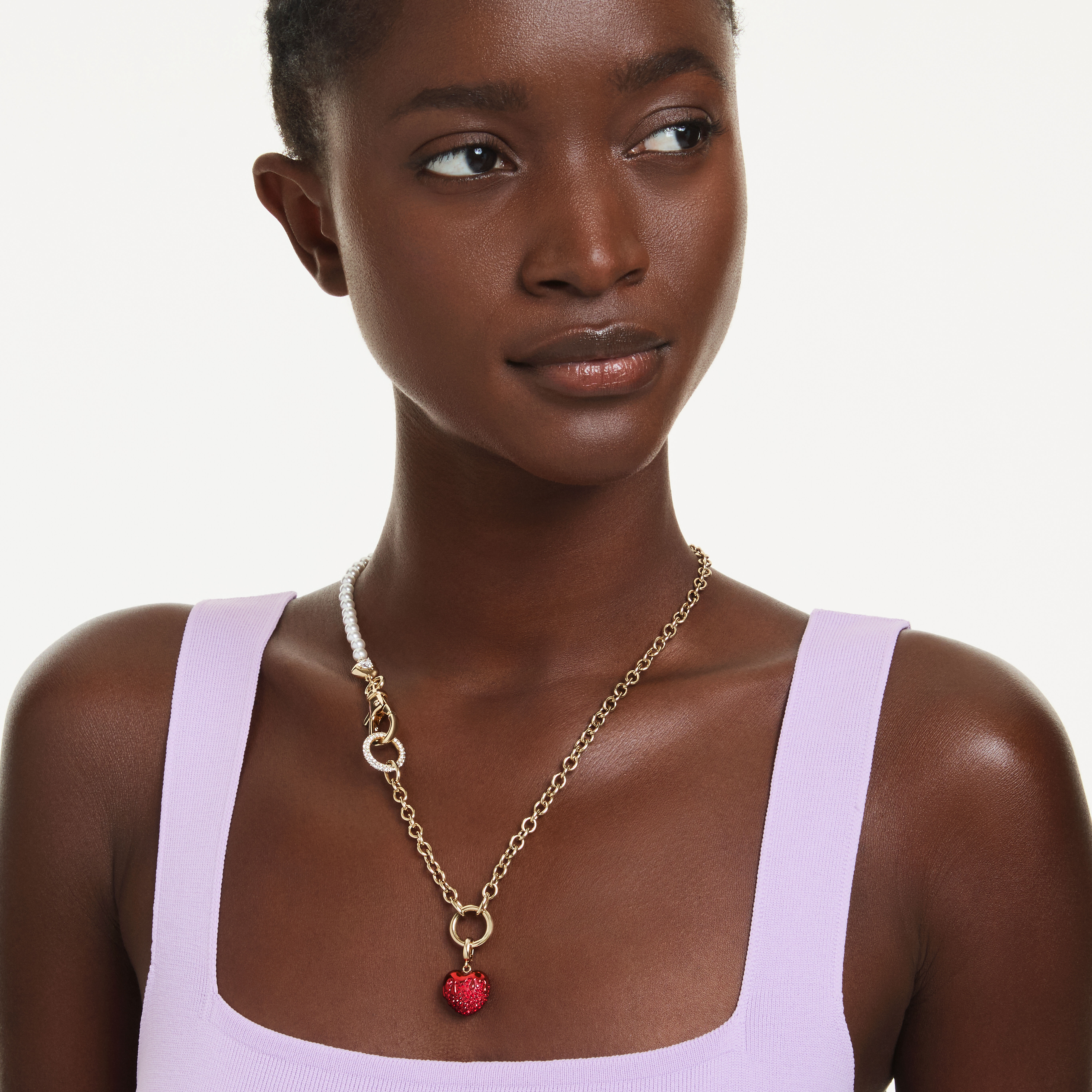 swarovski حلية idyllia، قطع مستدير، شكل قلب، لون أحمر، طلاء باللون الذهبي