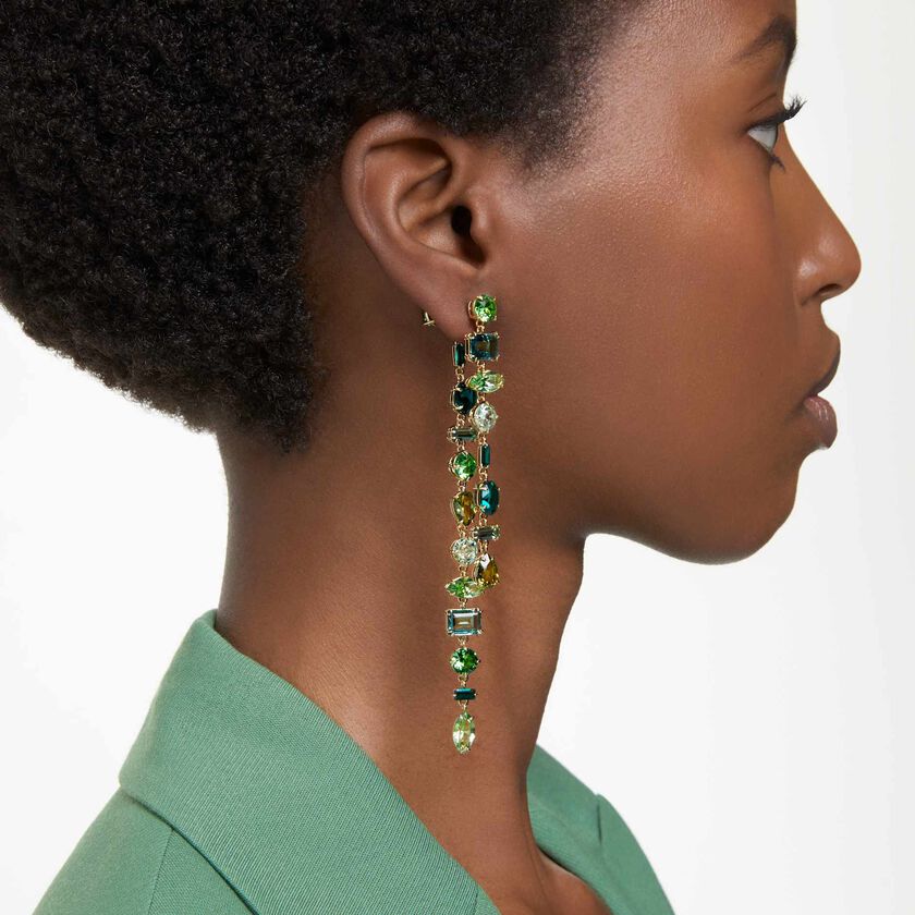 swarovski أقراط متدلية gema، تصميم غير متماثل، قطع متنوع، طول زائد، لون أخضر، طلاء بلون ذهبي