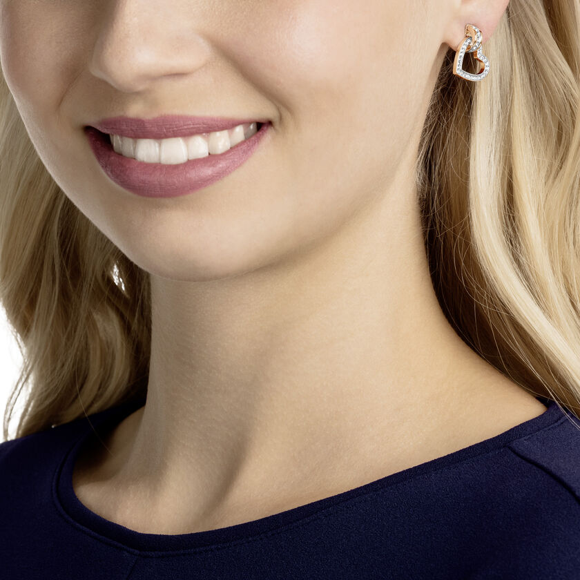 swarovski أقراط دبوسية lovely، على شكل قلب، لون أبيض، طلاء باللون الذهبي الوردي