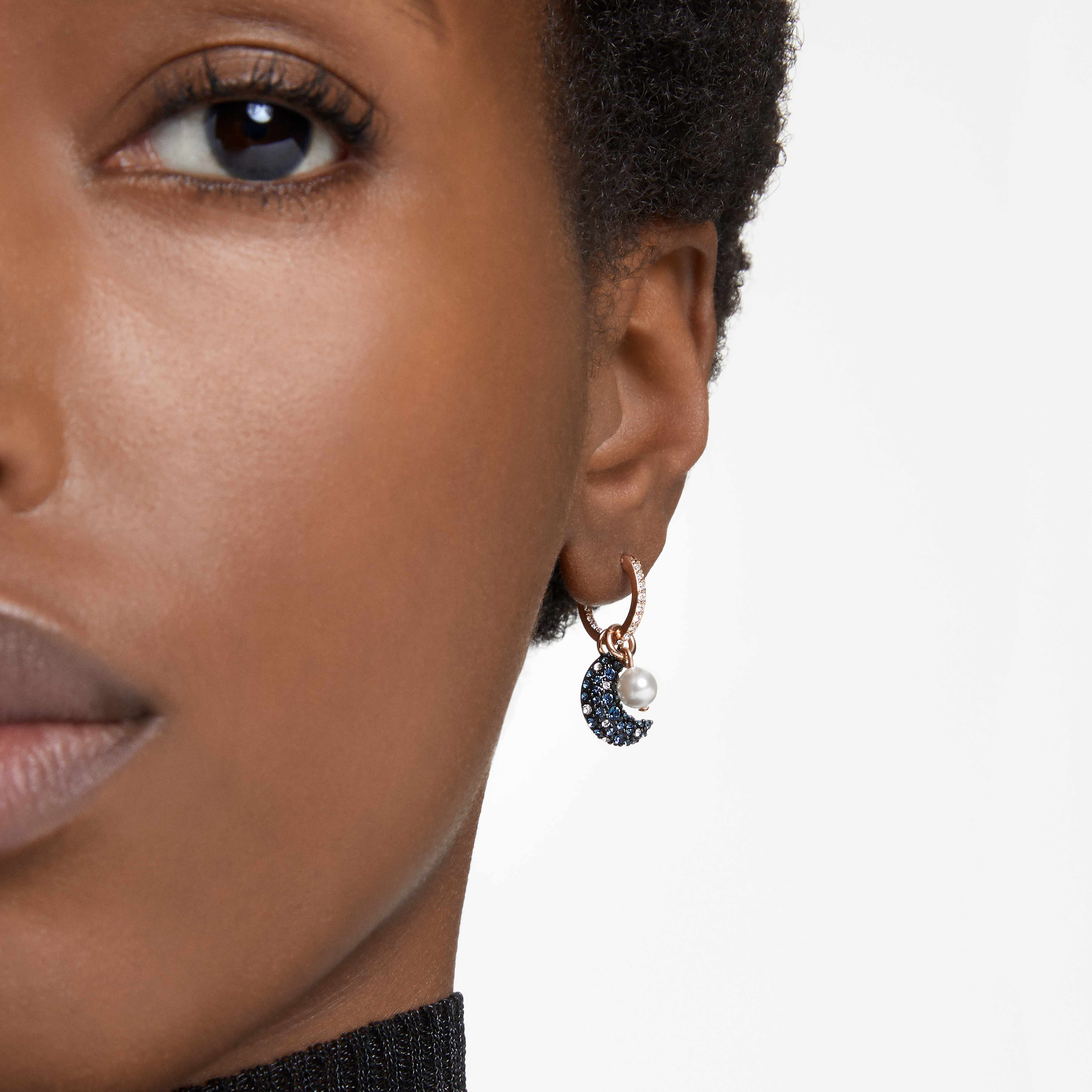 swarovski أقراط متدلية sublima، لؤلؤ كريستال، تصميم غير متماثل، على شكل هلال، ألوان متعددة، طلاء بلون ذهبي وردي