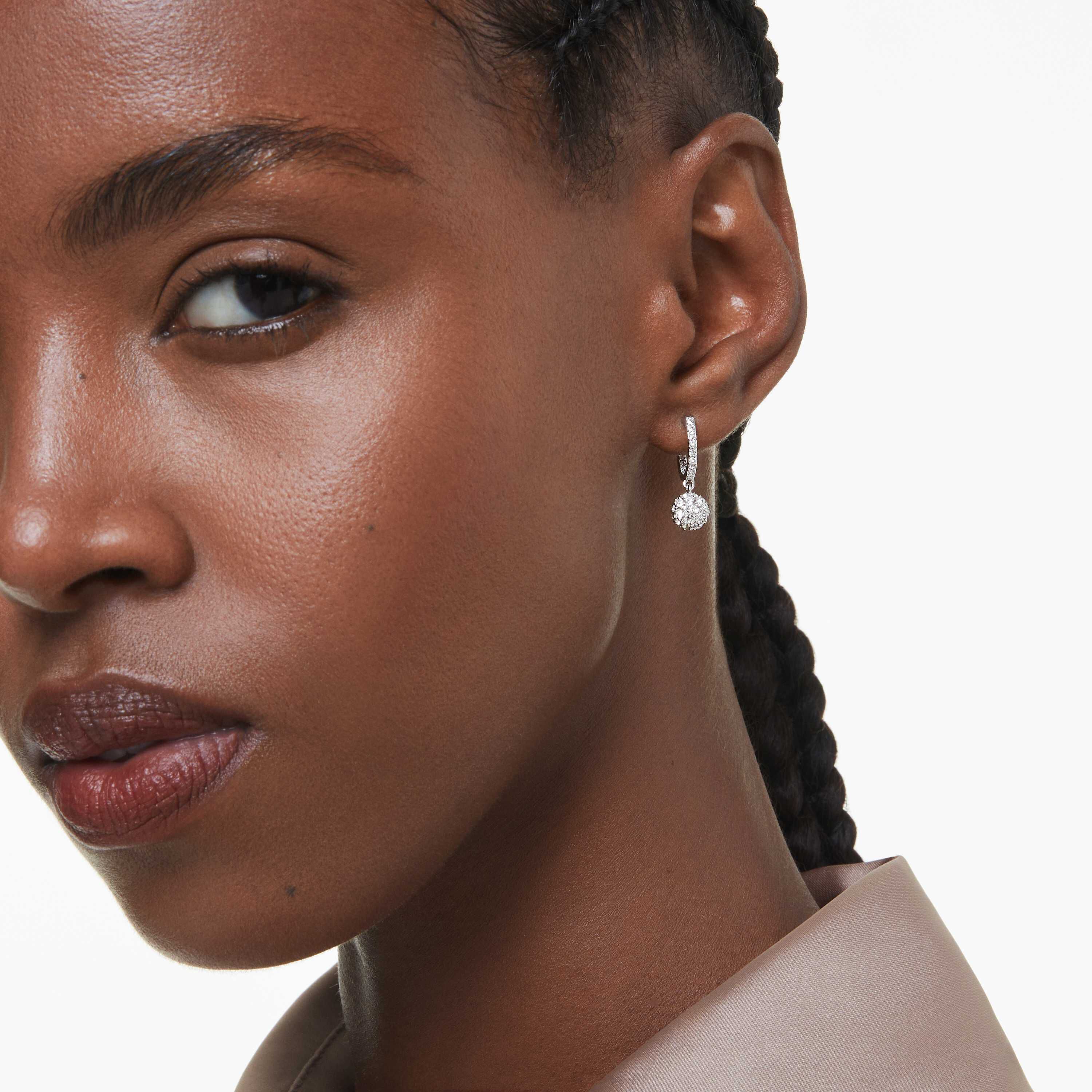 swarovski أقراط متدلية dextera، تصميم غير متماثل، قطع مستدير، نجمة وكرة، لون أبيض، طلاء روديوم