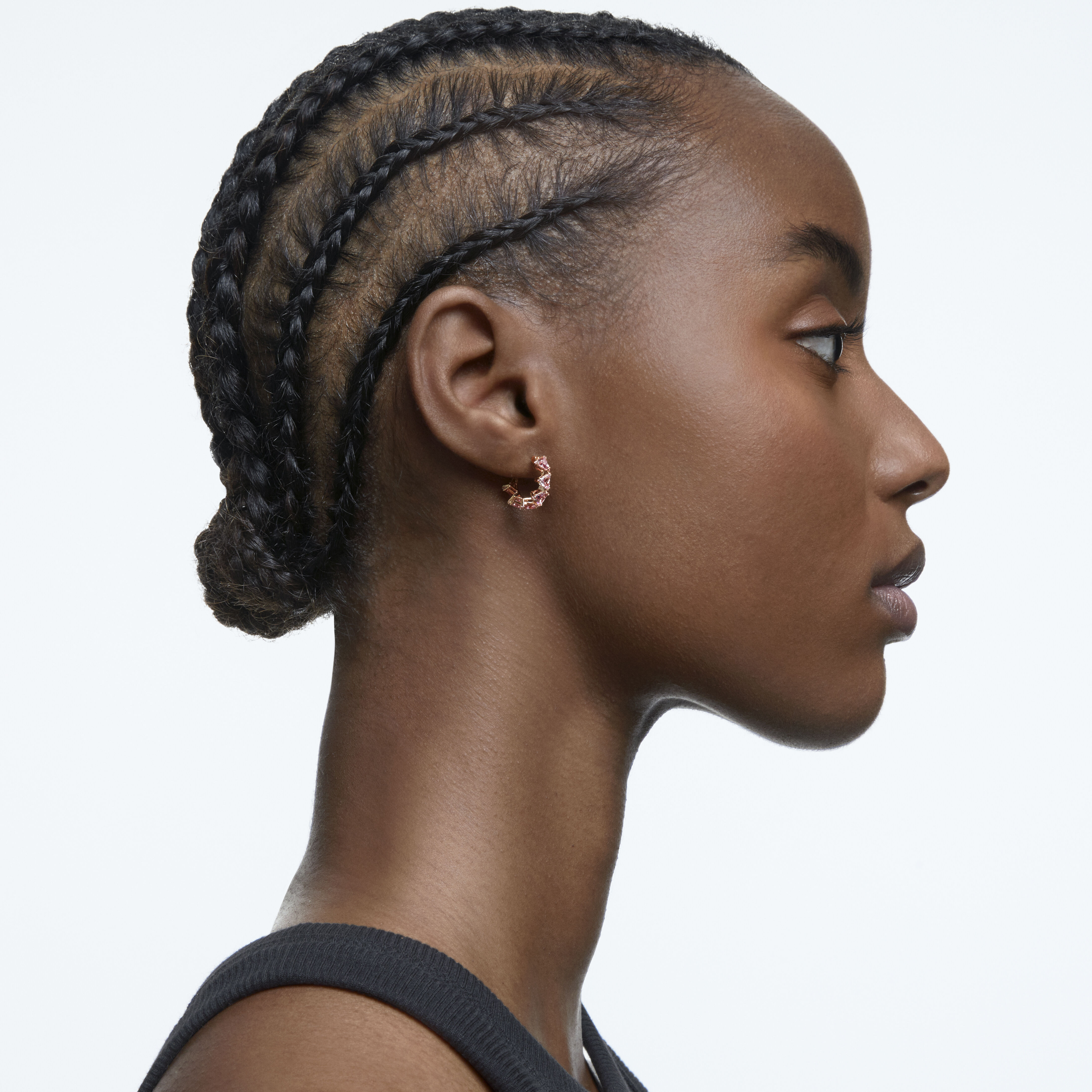 swarovski أقراط millenia حلقية، مزدانة بزركونيا مثلثة من سواروفسكي، لون وردي، طلاء ذهبي وردي