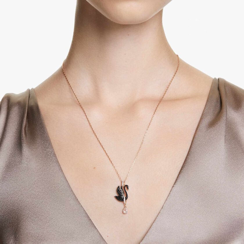 قلادة swarovski swan، على شكل بجعة، لون أسود، طلاء ذهبي وردي