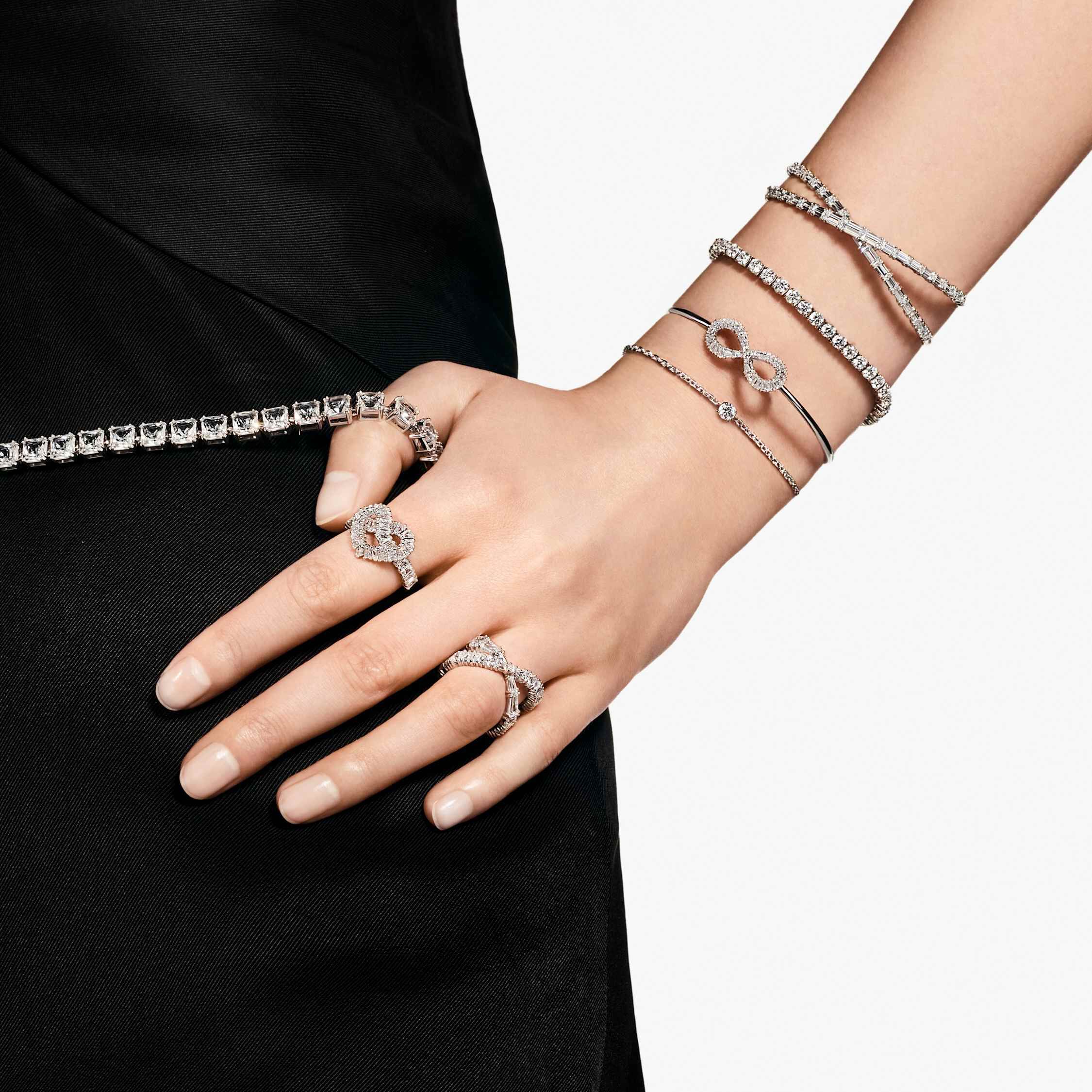 swarovski سوار hyperbola عريض، شكل إنفينيتي، لون أبيض، طلاء روديوم
