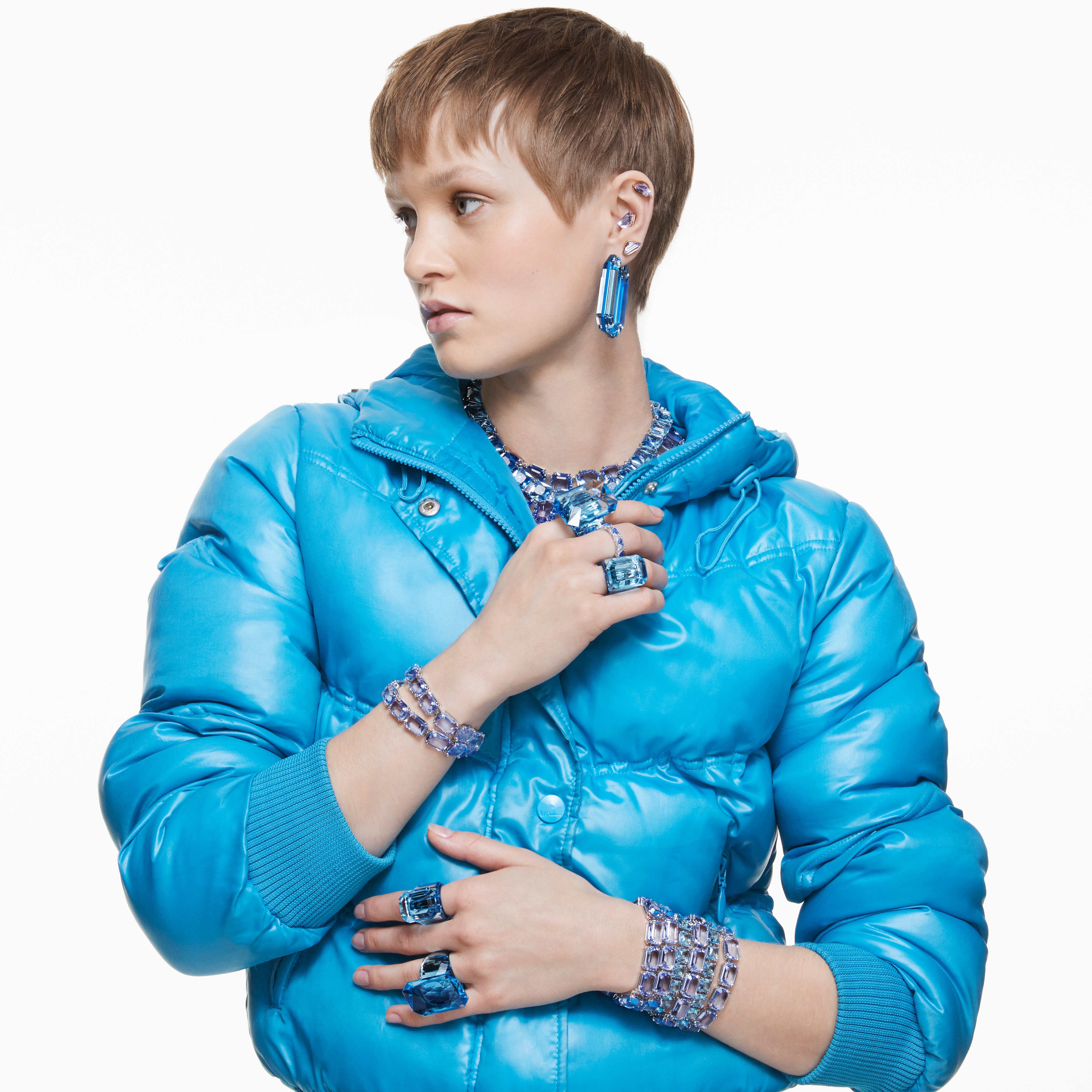 swarovski أقراط حلقية lucent، تصميم متميز، ثمانية الشكل، لون أزرق