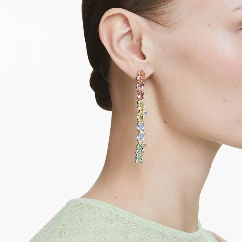 swarovski أقراط متدلية gema، تصميم غير متماثل، قطع متنوع، ألوان متعددة، طلاء باللون الذهبي