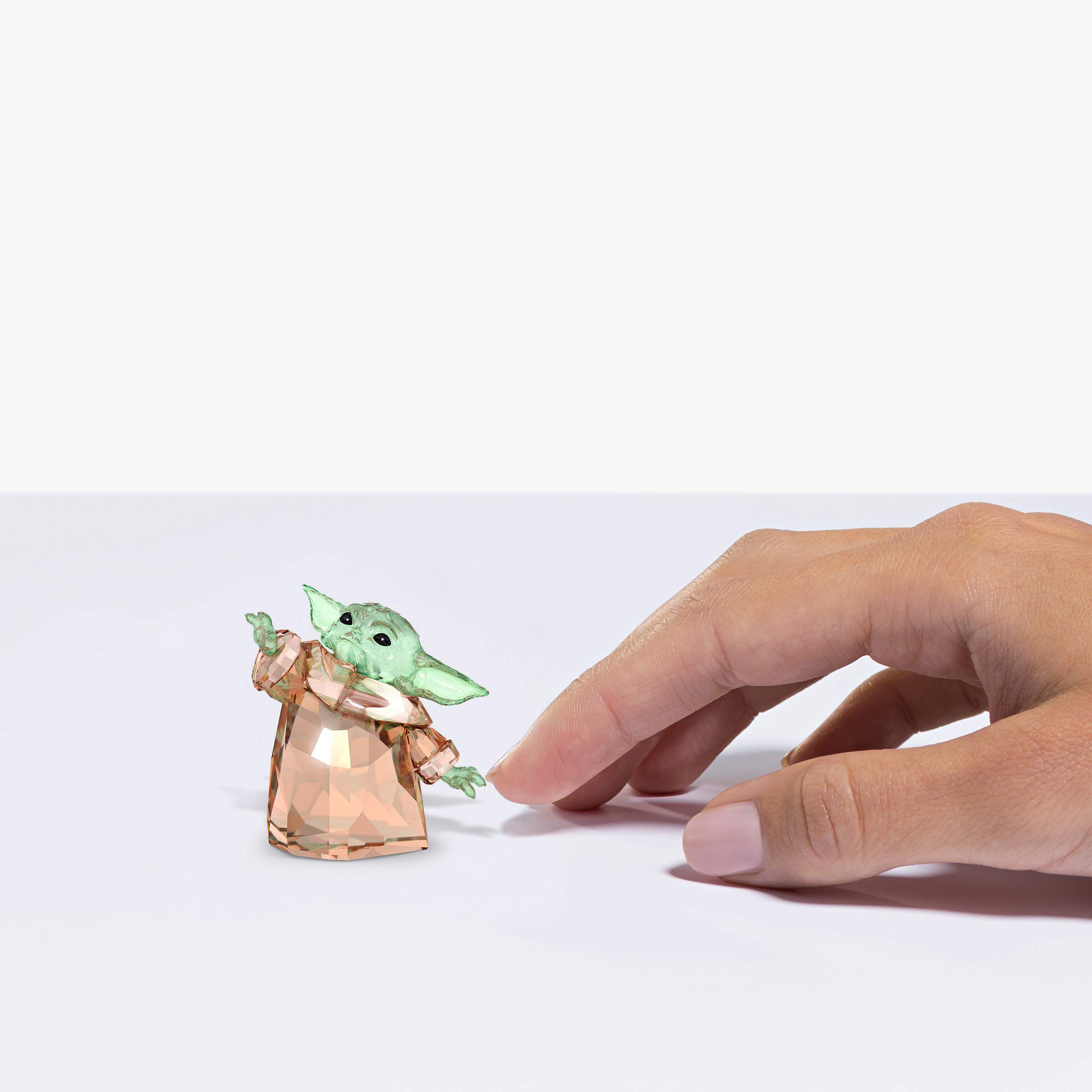 swarovski قطعة زينة بتصميم شخصية الماندلوري، الطفل من ستار وورز