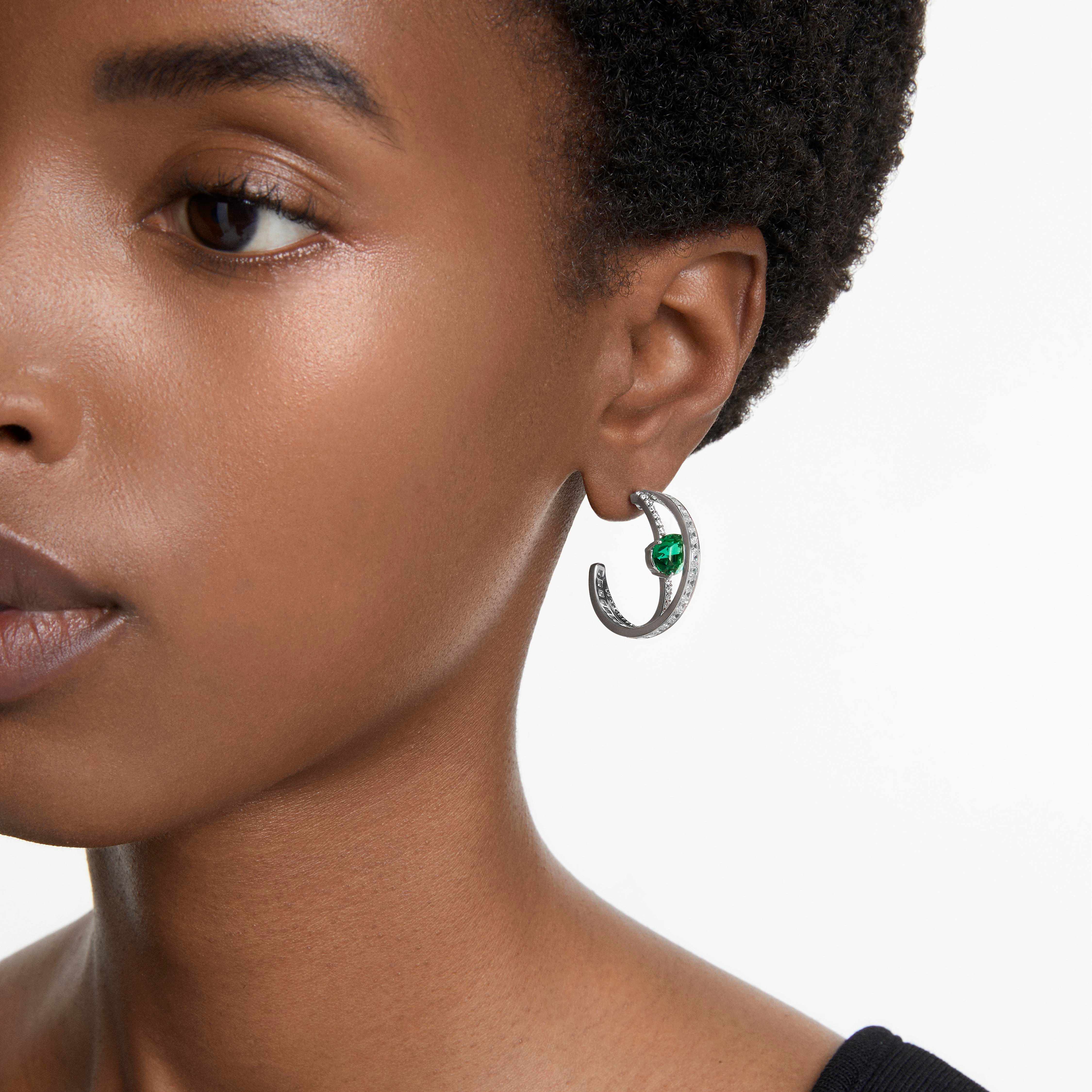 swarovski أقراط حلقية hyperbola، زركونيا محايدة الكربون، قطع متنوع، لون أخضر، طلاء روديوم