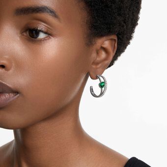 swarovski أقراط حلقية hyperbola، زركونيا محايدة الكربون، قطع متنوع، لون أخضر، طلاء روديوم