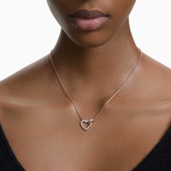 swarovski عقد lovely، شكل قلب، لون أبيض، لمسة نهائية من الذهب الوردي عيار 18 قيراط