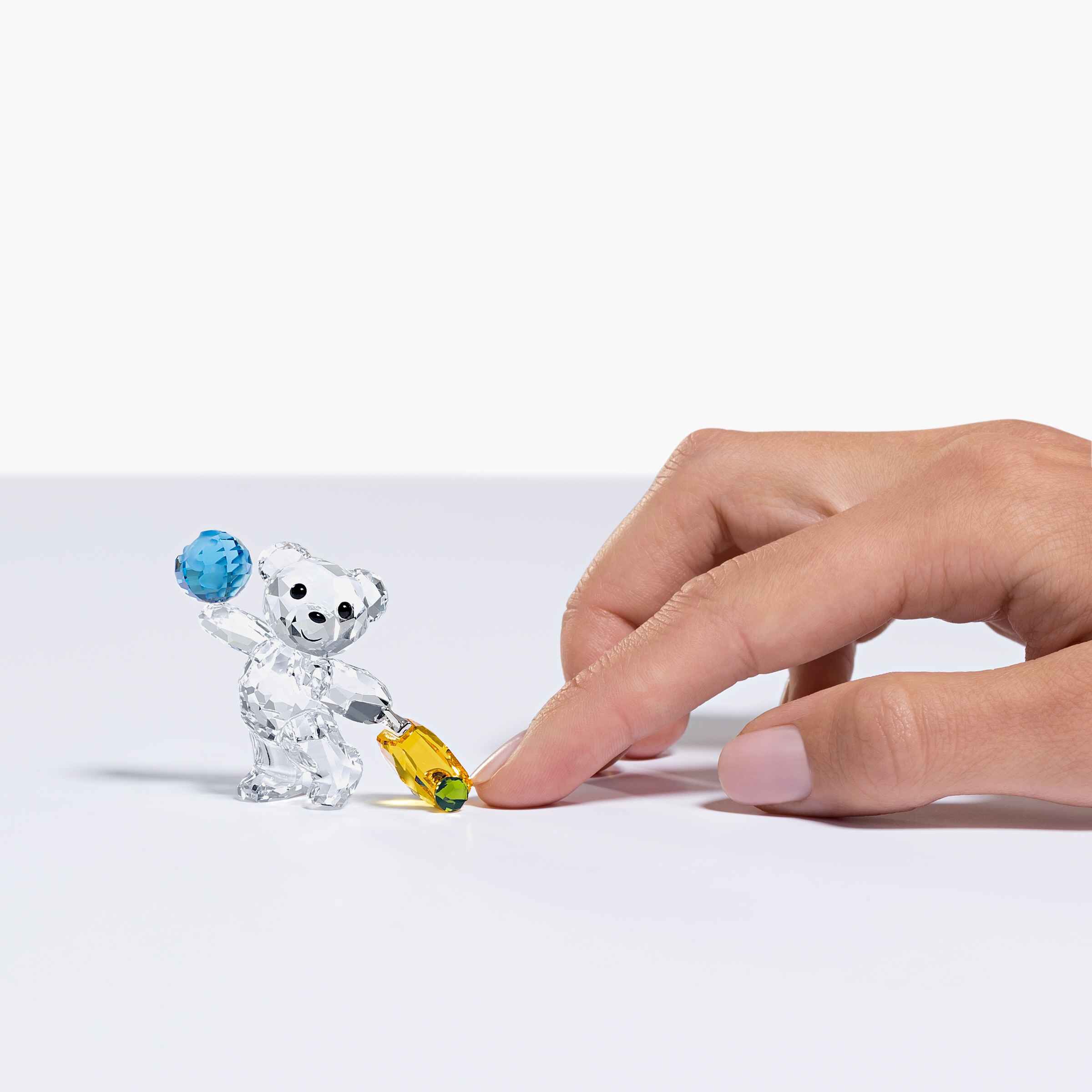 swarovski قطعة زينة i travel the world من مجموعة kris bear