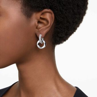 swarovski أقراط حلقية dextera، تصميم غير متماثل، حلقات متداخلة، لون أبيض، طلاء روديوم