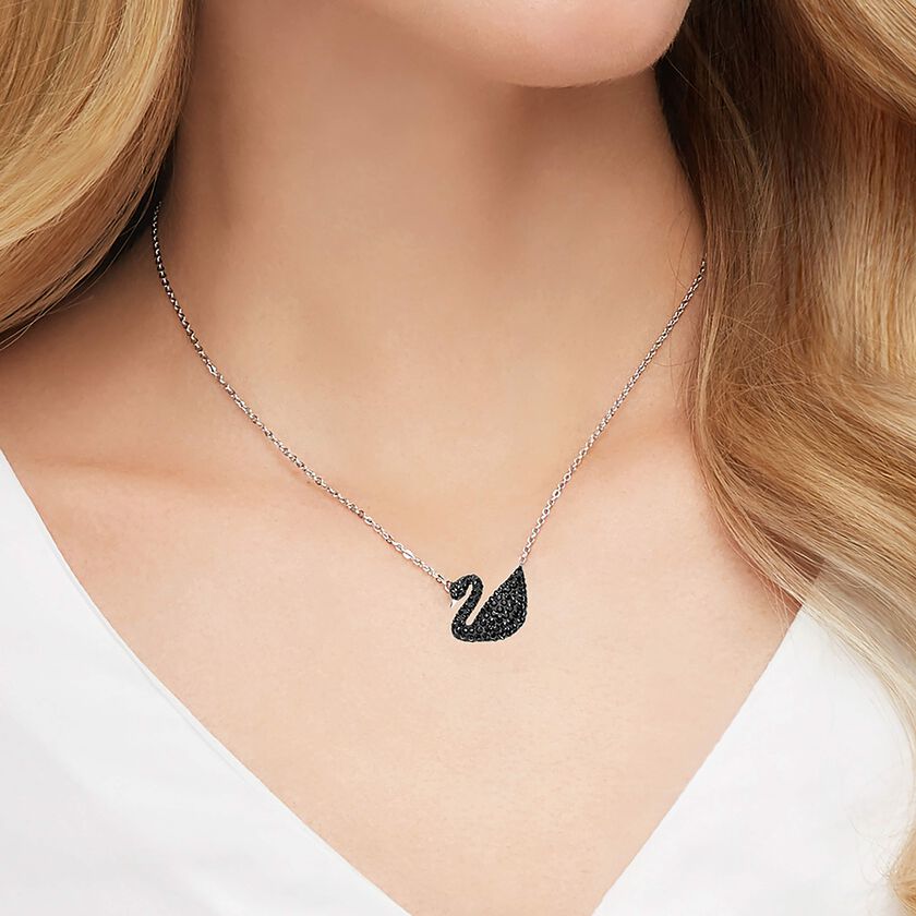 swarovski قلادة iconic swan بحلية متدلية، لون أسود، طلاء روديوم