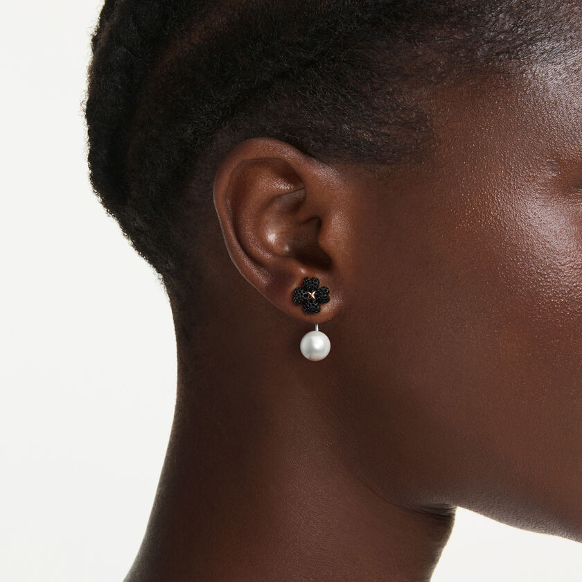 swarovski أقراط latisha، أحجار كريستال صغيرة متراصة، شكل زهرة برسيم، لون أسود، لمسة نهائية من معادن مختلطة