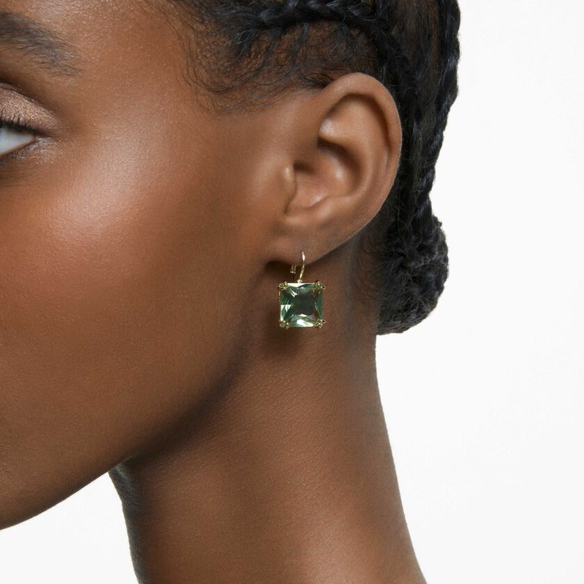swarovski أقراط millenia، مزدانة بكريستالات مربعة، لون أخضر، طلاء ذهبي