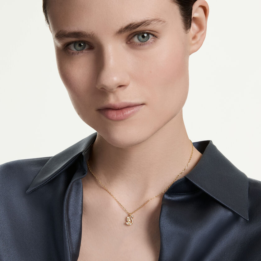 swarovski قلادة swan، قطع متنوع، شكل بجعة، لون أبيض، لمسة نهائية من الذهب عيار 18 قيراط