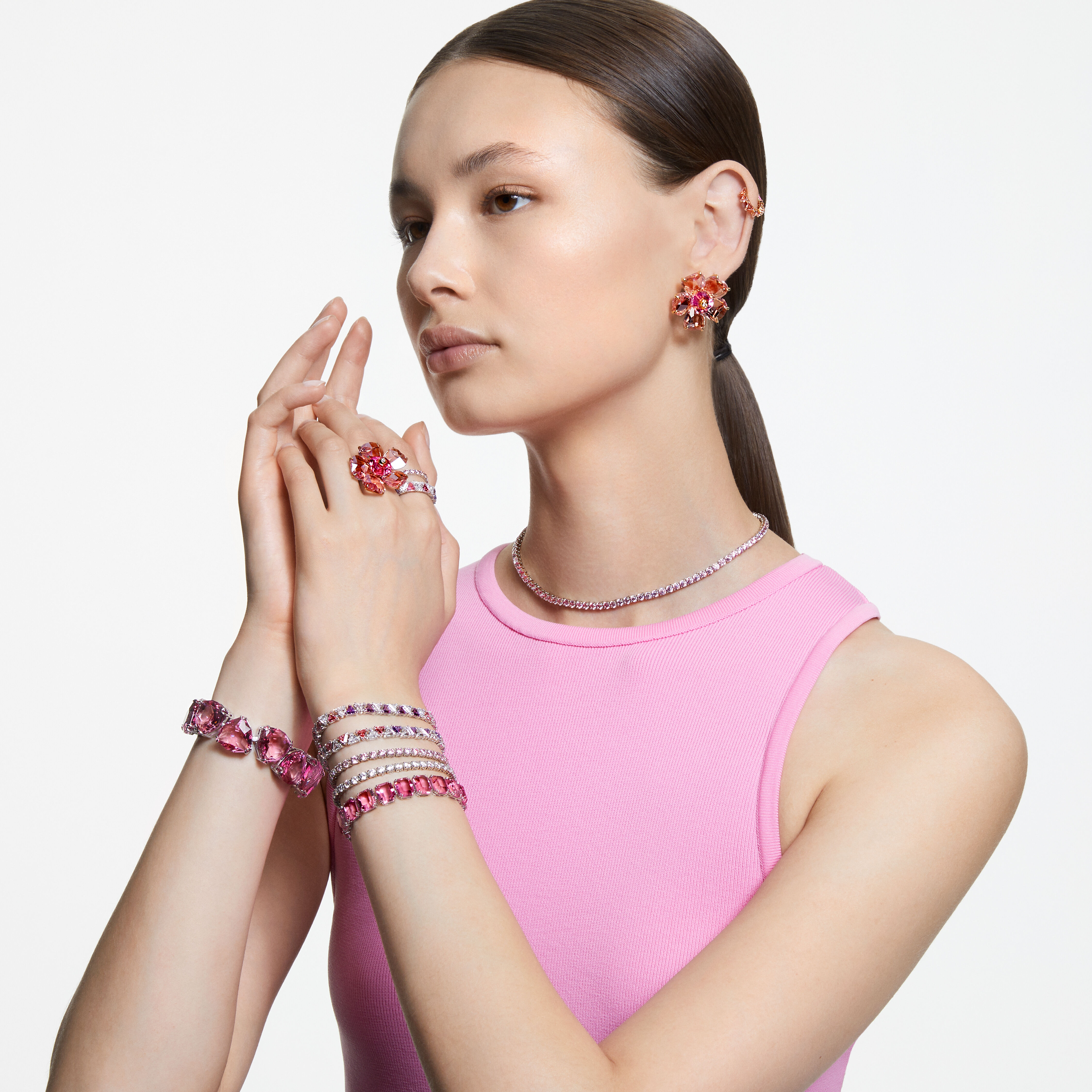 swarovski أقراط millenia حلقية، مزدانة بزركونيا مثلثة من سواروفسكي، لون وردي، طلاء ذهبي وردي