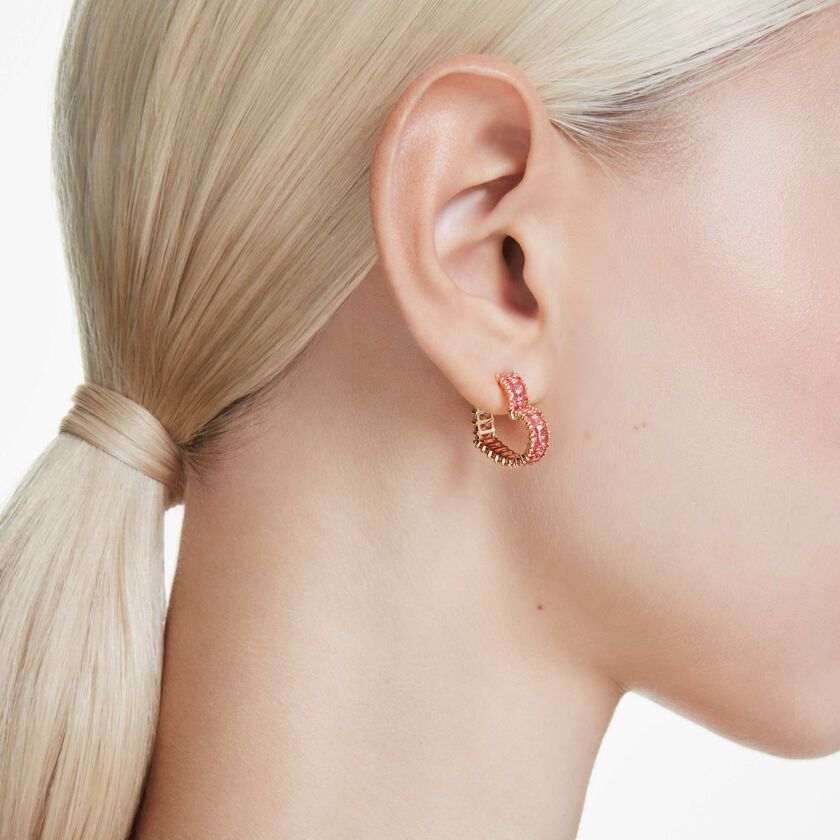 swarovski أقراط حلقية matrix، قطع باغيت، شكل قلب، حجم صغير، لون وردي، طلاء باللون الذهبي