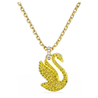 قلادة Iconic Swan من سواروفسكي، على شكل بجعة، حجم متوسط، لون أصفر، طلاء بلون ذهبي